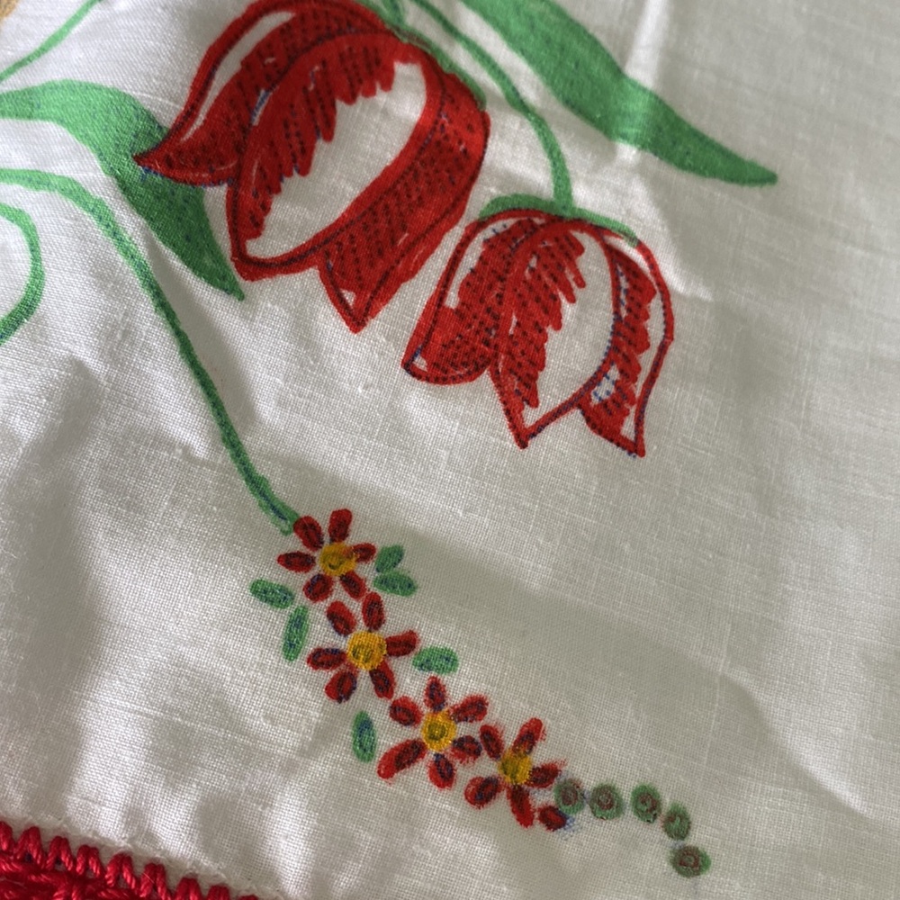 Vintage Pair Of Red Tulips Painted Pillowcases! - Picture 4 of 7